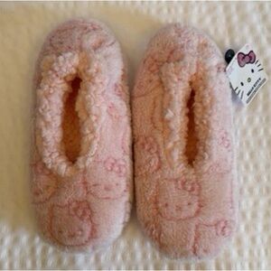 Sanrio Hello Kitty Women Pink Fuzzy Embossed Non-Slip Slipper Socks Size S/M NWT
